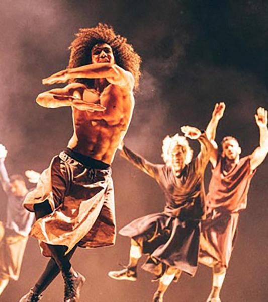 des danseurs torses nus