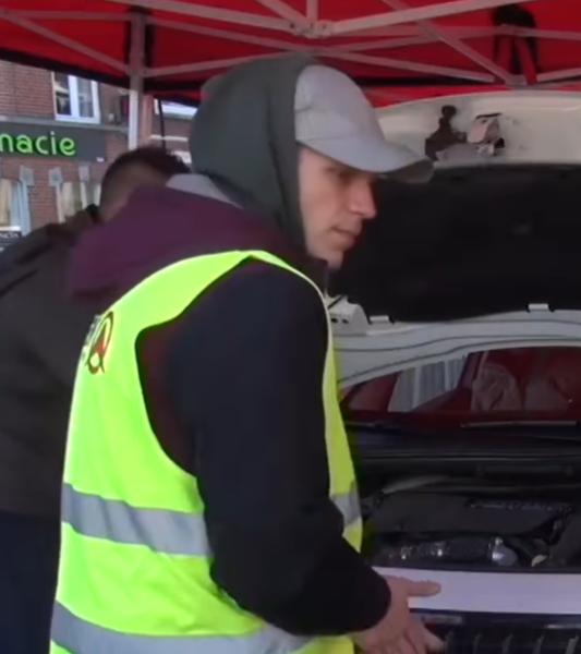 Depuis plus de dix ans, élèves et enseignants de la section mécanique de l’Athénée Provincial Leuze - Etudier en Hainaut font le nécessaire pour que  votre voiture passe l’hiver de manière optimale.