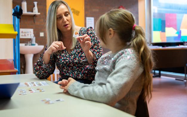 une professionnelle de l'éducation s'occupe d'un enfant