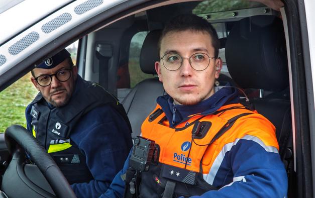 agent de police dans auto
