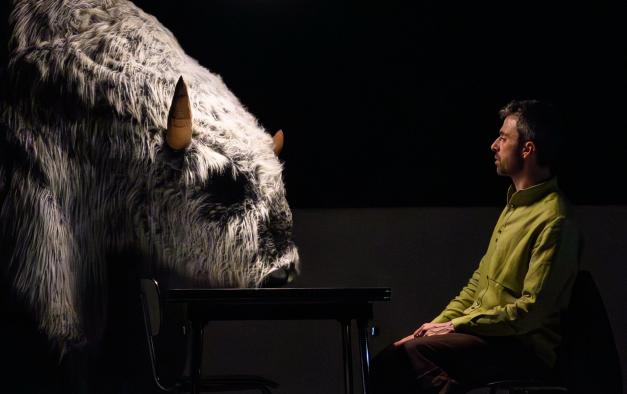 un homme en face d'un monstre