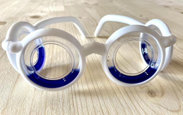  Lunettes contre le mal des transportsMotion Glasses Designer[s] NON DEFINI Création 2024 Édition 2024 Provenance achat Lunettes contre le mal des transports  Lunettes qui permettent de resynchroniser la vue et l'oreille interne pendant le transport en offrant un horizon artificiel 